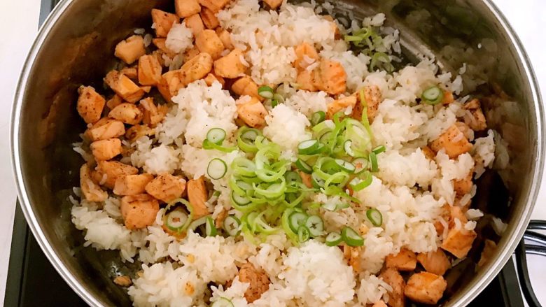 炒饭秀+三文鱼牛油果炒饭,加入葱花