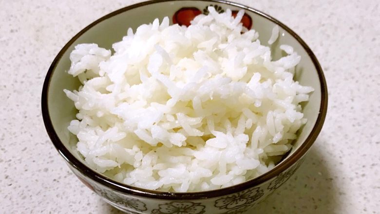 炒饭秀+三文鱼牛油果炒饭,<a style='color:red;display:inline-block;' href='/shicai/ 507'>米饭</a>加热备用