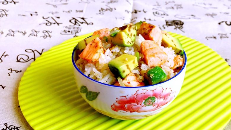 炒饭秀+三文鱼牛油果炒饭,这道炒饭口感独特,鲜鲜适宜,是深海鱼和水果的完美结合