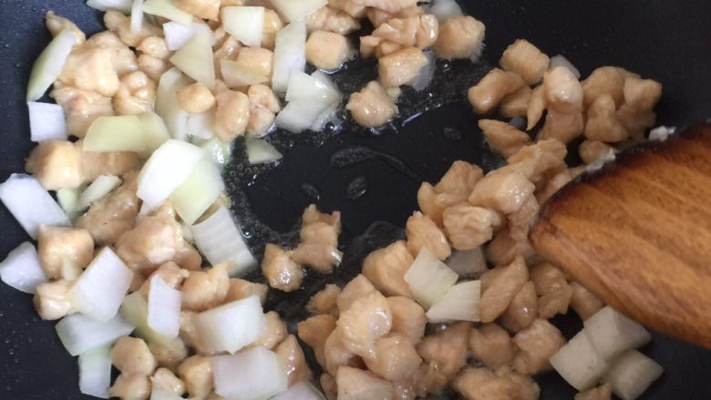 咖喱鸡肉饭,放入洋葱炒熟,出锅备用