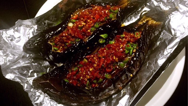 香辣烤茄子,出炉,连锡纸一起移入菜盘,ok了,超级超级好吃哦,我家宝贝每周回家的必点菜