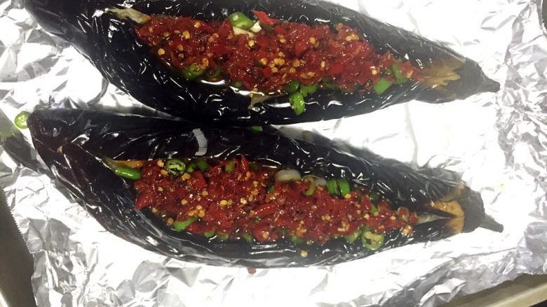 香辣烤茄子,面上淋上酱汁(用勺子舀来均匀的淋)