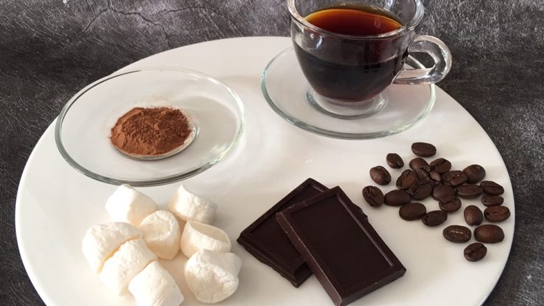 欧美网红——脏咖啡Dirty Coffee,将萃取好的咖啡液倒入杯中,预留出5/1的空间;