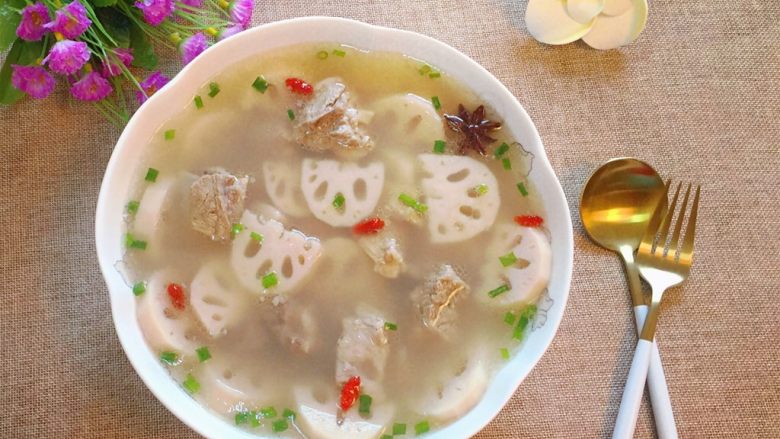 排骨藕汤,出锅装盘,撒上葱花即可食用。(我还放了几颗枸杞当点缀)