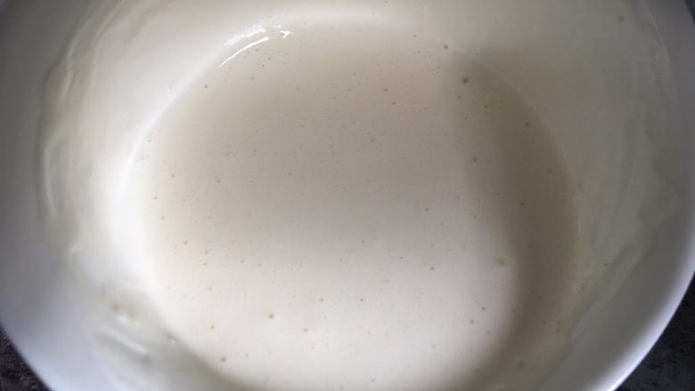 欧美网红——脏咖啡Dirty Coffee,打制到奶油略微膨胀但依然是顺滑的流动状态即可,注意不要打过头;