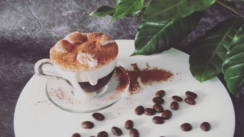 欧美网红——脏咖啡Dirty Coffee,绵密鲜甜过后是对比强烈的苦,巧克力、可可与咖啡的醇香占据整个口腔,层次异常的分明。