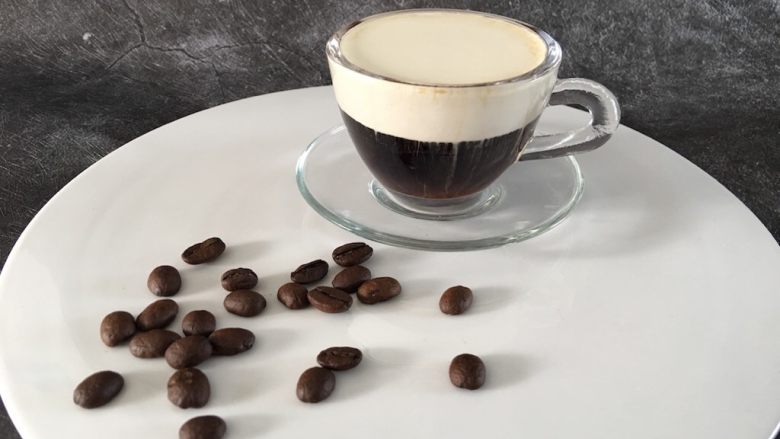 欧美网红——脏咖啡Dirty Coffee,将奶油淋在咖啡液表面直至满杯;