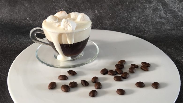 欧美网红——脏咖啡Dirty Coffee,然后逐个加入棉花糖粒,直至奶油溢出(有洁癖的咖啡师表示此步骤相当虐心)