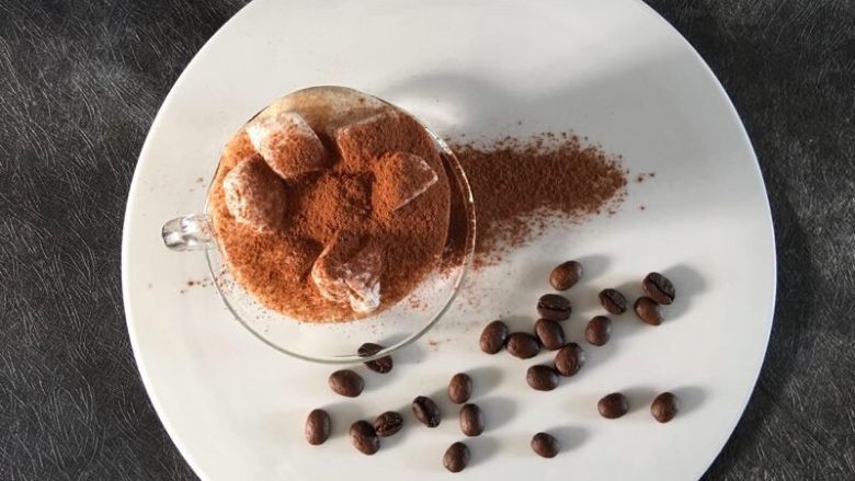 欧美网红——脏咖啡Dirty Coffee,然后撒上巧克力碎,再筛上<a style='color:red;display:inline-block;' href='/shicai/ 920'>可可粉</a>(咖啡师最近已经胖若两人,因此巧克力碎被省略,亲们随意)