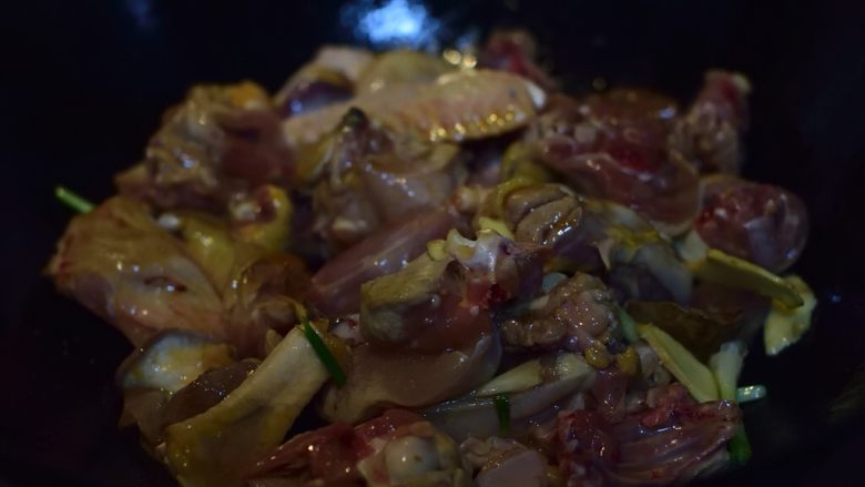 竹乡板栗烧鸡,炒至鸡皮收紧冒油光,略带金褐色。