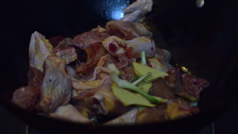 竹乡板栗烧鸡,下鸡肉和姜片,转大火翻炒。