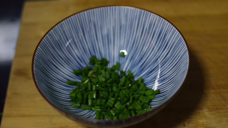 竹乡板栗烧鸡,准备好葱花,倒入锅中。