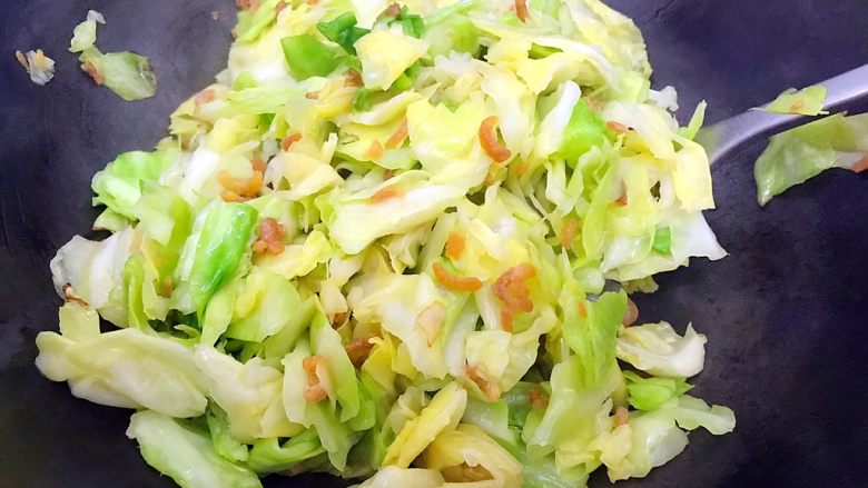 金枝玉叶(家常小炒金钩海米卷心菜),翻炒至卷心菜变软,并且有汤汁出来