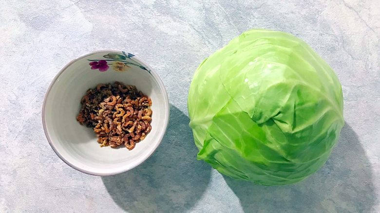 金枝玉叶(家常小炒金钩海米卷心菜),首先我们准备好所有食材