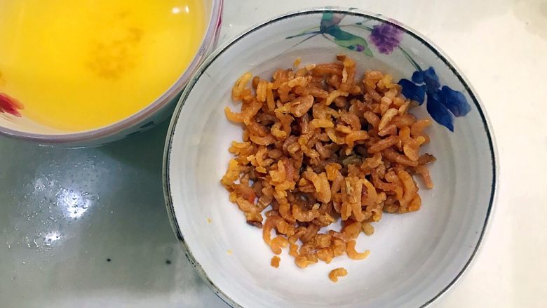 金枝玉叶(家常小炒金钩海米卷心菜),捞出海米,备用,水就不要了