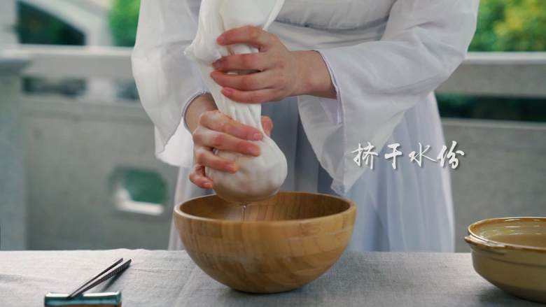 龙井虾仁,一不小心迷倒了苏东坡,取纱布倒入虾仁挤干水分
