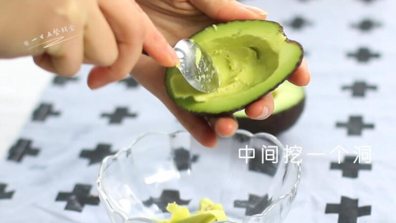 鸡蛋芝士焗牛油果,牛油果切开,挖一个坑,牛油果肉不需要全部挖掉。