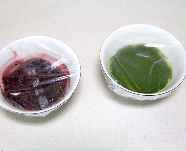 漂亮的圣诞蛋糕卷,<a style='color:red;display:inline-block;' href='/shicai/ 17'>蛋清</a>蛋白分离之后分别放入干净无水的容器中~蛋白的容器先放冰箱冷藏~6克的红曲粉和5克的抹茶粉分别放在2个碗里。分别加入20克开水,搅拌均匀~盖上保鲜膜备用~