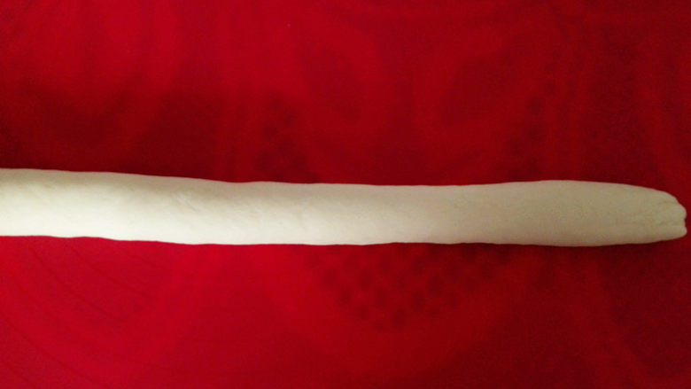 蝴蝶蒸饺,把圆环分开,开始用手从中间向两边揉,揉成粗细均匀的长条,