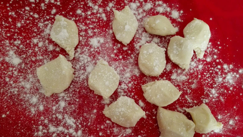蝴蝶蒸饺,用手掐成大小一致的面剂子,撒上干面粉,防粘,