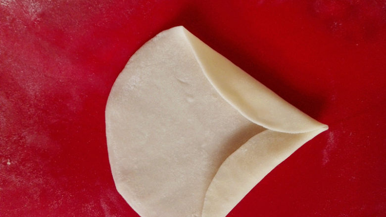 蝴蝶蒸饺,如图把擀好饺子皮反过来,折好,
