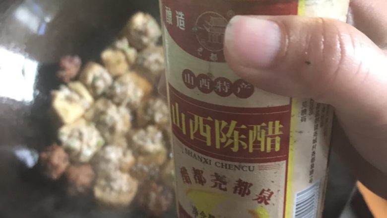 油豆腐酿肉,倒入少许醋准备出锅