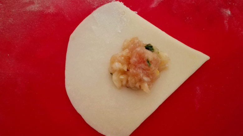 蝴蝶蒸饺,再翻过来,中间包好<a style='color:red;display:inline-block;' href='/shicai/ 4046'>饺子馅</a>,