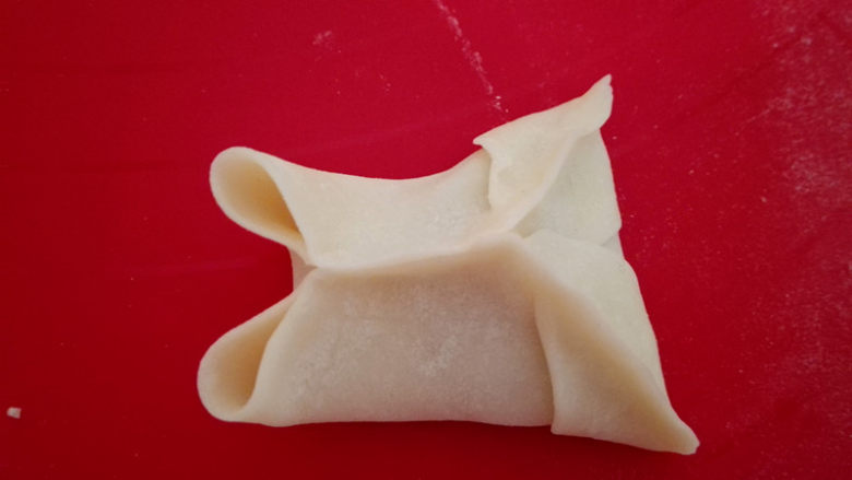蝴蝶蒸饺,圆弧边如图与尖端捏合在一起,
