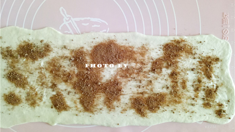 肉桂卷,撒上红糖肉桂粉;