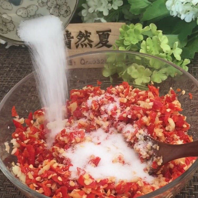 居家必备万能剁椒酱,加入50克的盐（大约是6大勺可以多一些保鲜更久）