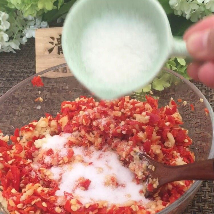 居家必备万能剁椒酱,10克<a style='color:red;display:inline-block;' href='/shicai/ 3729'>白糖</a>（大约2勺）