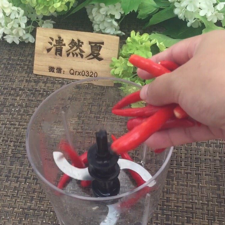 居家必备万能剁椒酱,把小米椒、姜蒜用料理机打碎（没有工具就用菜刀切也是可以滴）