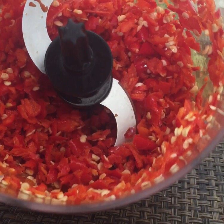 居家必备万能剁椒酱,可以用刀分开切，也可以用工具一起打碎