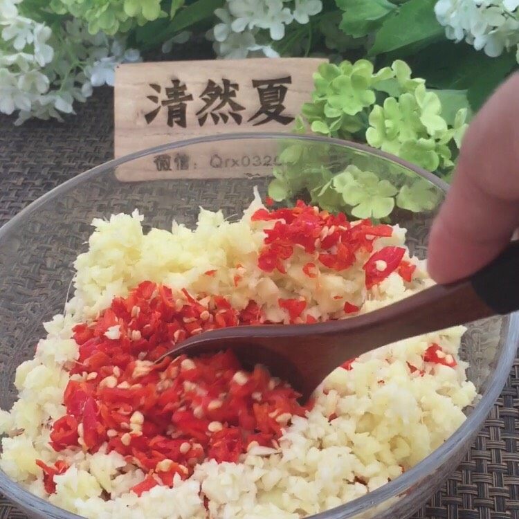 居家必备万能剁椒酱,小米椒碎、蒜姜末放一起搅拌