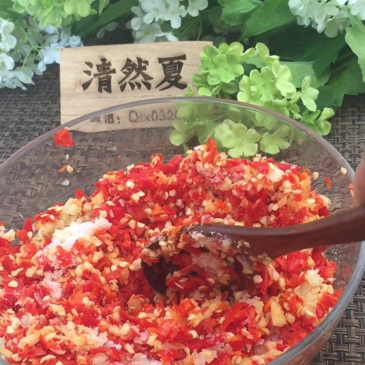 居家必备万能剁椒酱,搅拌均匀腌制一天（记得翻动）