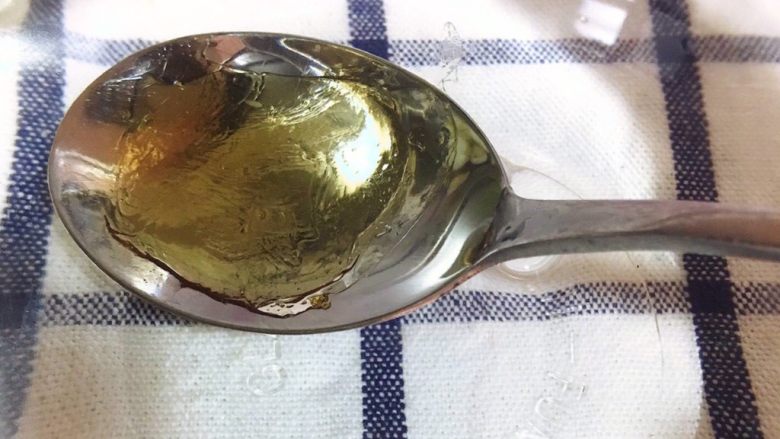 冰糖葫芦,取一勺冰糖放到凉水中，如果糖变冷后吃起来脆脆的那就熬好了