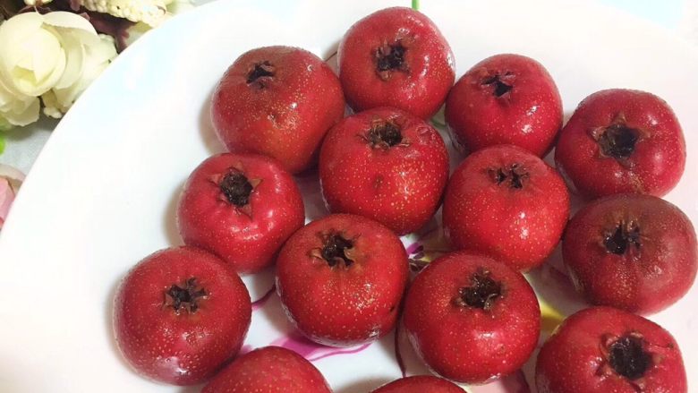 冰糖葫芦,<a style='color:red;display:inline-block;' href='/shicai/ 599'>山楂</a>洗净