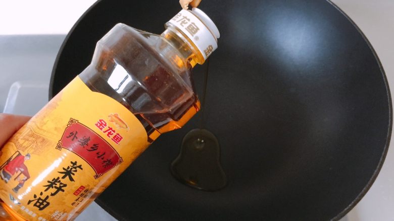 酒酿红烧鸡,开大火,锅热后倒入<a style='color:red;display:inline-block;' href='/shicai/ 848'>菜籽油</a>