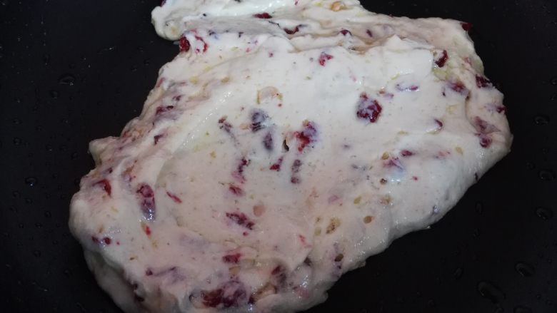 蔓越莓牛轧饼干,关火,然后翻拌均匀,如果做牛轧糖就可以倒出来整形冷却了