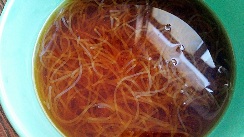 海鲜炒粉丝,放入开水中煮两分钟,开水中加适量的<a style='color:red;display:inline-block;' href='/shicai/ 762'>老抽</a>。