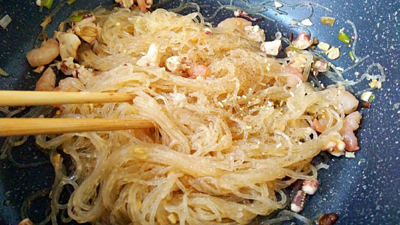 海鲜炒粉丝,放盐<a style='color:red;display:inline-block;' href='/shicai/ 756'>鸡精</a>花椒粉,炒匀。