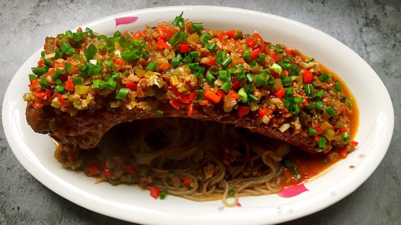 过桥排骨,将锅里剩的浇头全部淋在排骨上,撒上葱花即可食用。