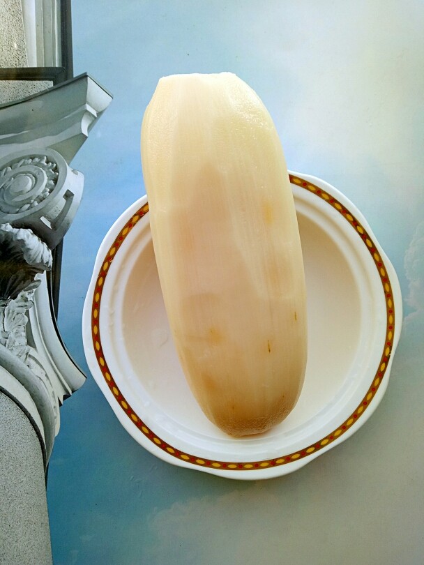 清脆爽口、味道鲜美的炸藕盒,用削皮器把莲藕去皮,将莲藕内部也清洗干净
