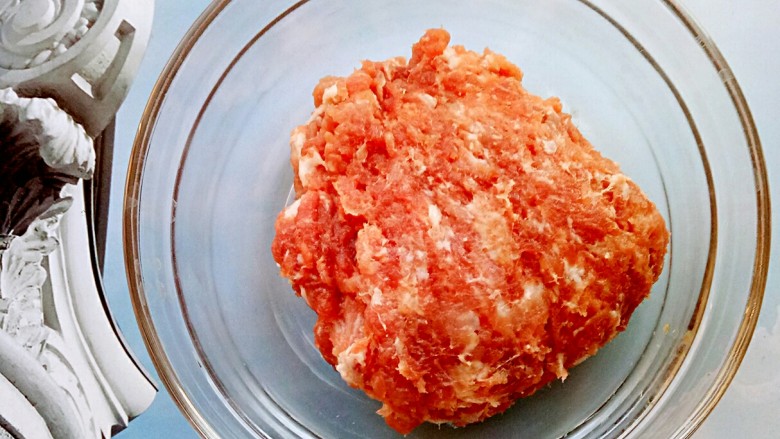 清脆爽口、味道鲜美的炸藕盒,把猪肉剁成肉泥,备用