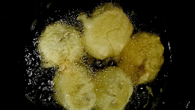 清脆爽口、味道鲜美的炸藕盒,锅里入花生油,油温八分热的时候转小火,把藕夹分别在面糊里沾一下,入油炸十分钟左右,期间要不断的用筷子把藕盒翻面,每翻面一次都会听到滋啦声,这就代表快熟了
