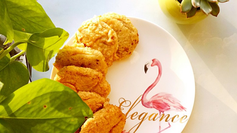 清脆爽口、味道鲜美的炸藕盒,藕盒炸至表面金黄即可捞出,控掉多余的油分,就可以开吃啦