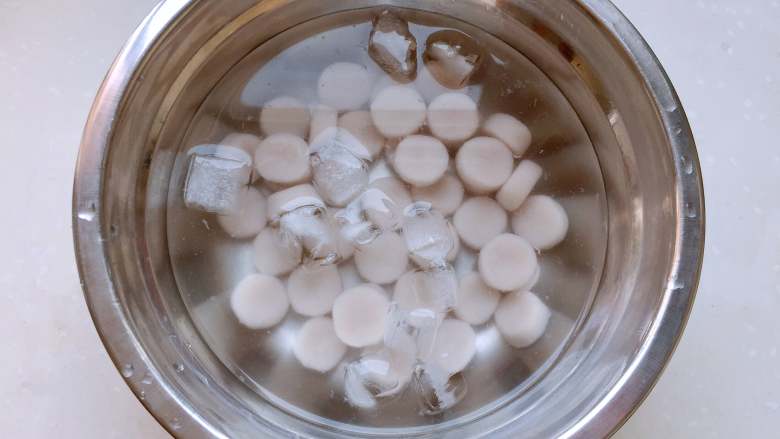 红豆椰香芋圆,放入加了冰块的凉开水中降温(冬天省略次步骤)