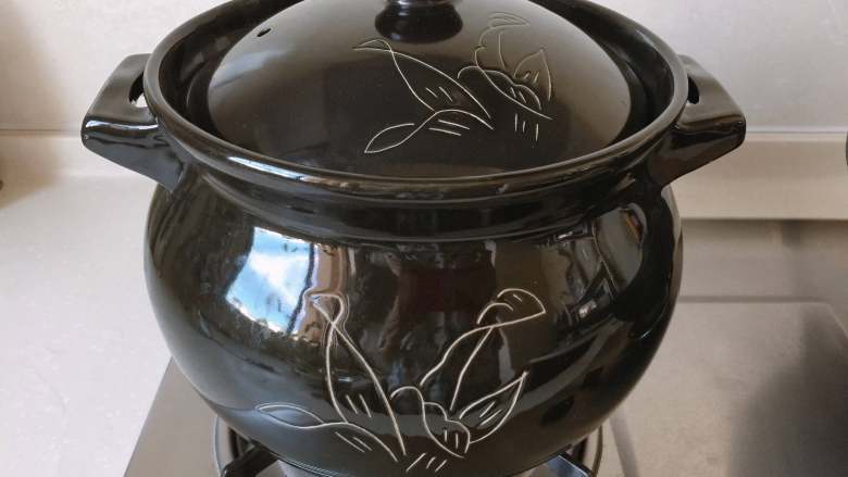 红豆椰香芋圆,锅中放入足量水,开大火