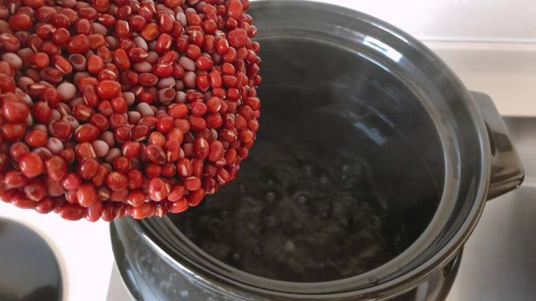 红豆椰香芋圆,水开后放入冷冻红豆,加盖大火煮开,转中小火煮至开花