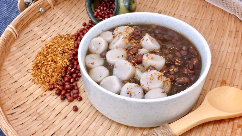红豆椰香芋圆,将红豆和芋圆装入碗中,上面撒少许桂花,红豆椰香芋圆就做好啦~